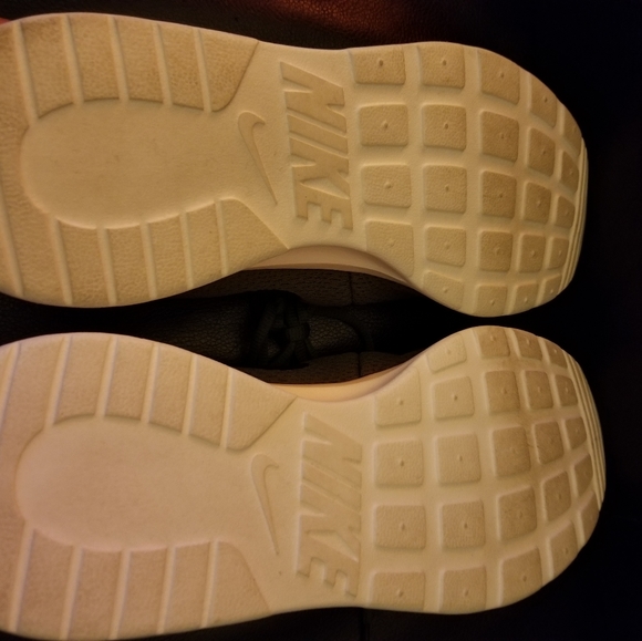 Nike - Picture 3 of 4